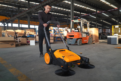 養雞場使用手推式掃地機的特點: